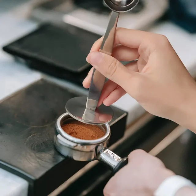 Doseur à café avec presse - 3 coloris disponibles