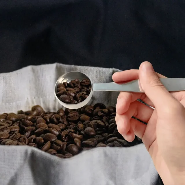 Doseur à café avec presse - 3 coloris disponibles